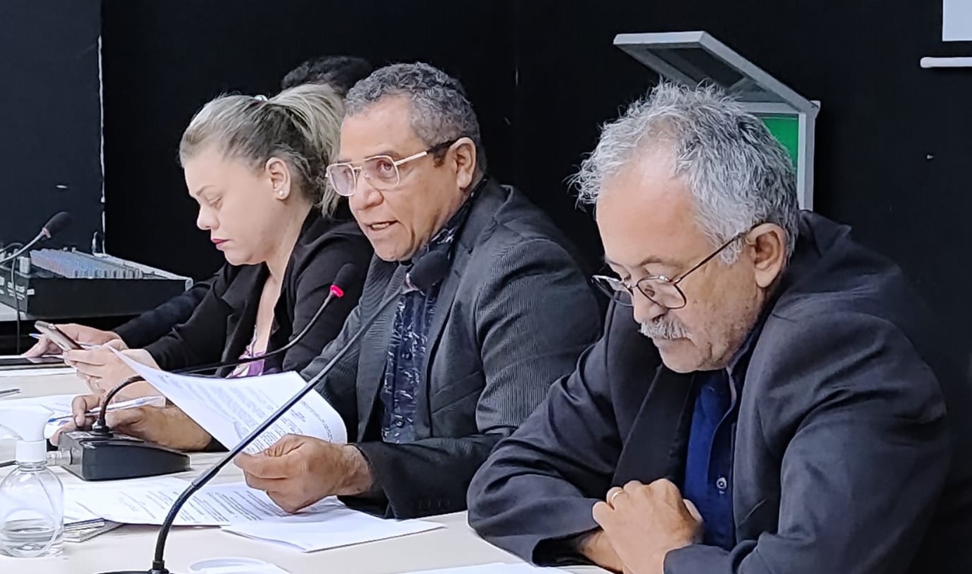 Novos títulos de cidadão e indicações para programa Água no Campo, iluminação de cemitério e reconstrução da praça Padre Cícero, foram aprovados na reunião de terça (1)