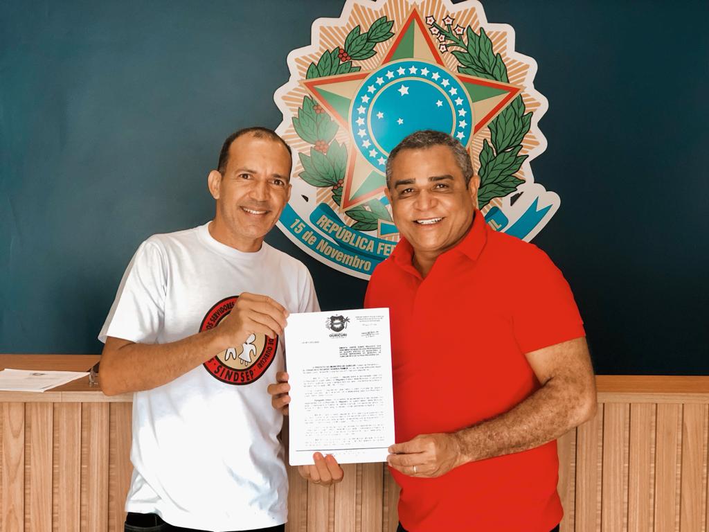 Representando os servidores, Dhone Monteiro reconhece empenho da câmara municipal em aprovar projeto de reajustes salariais