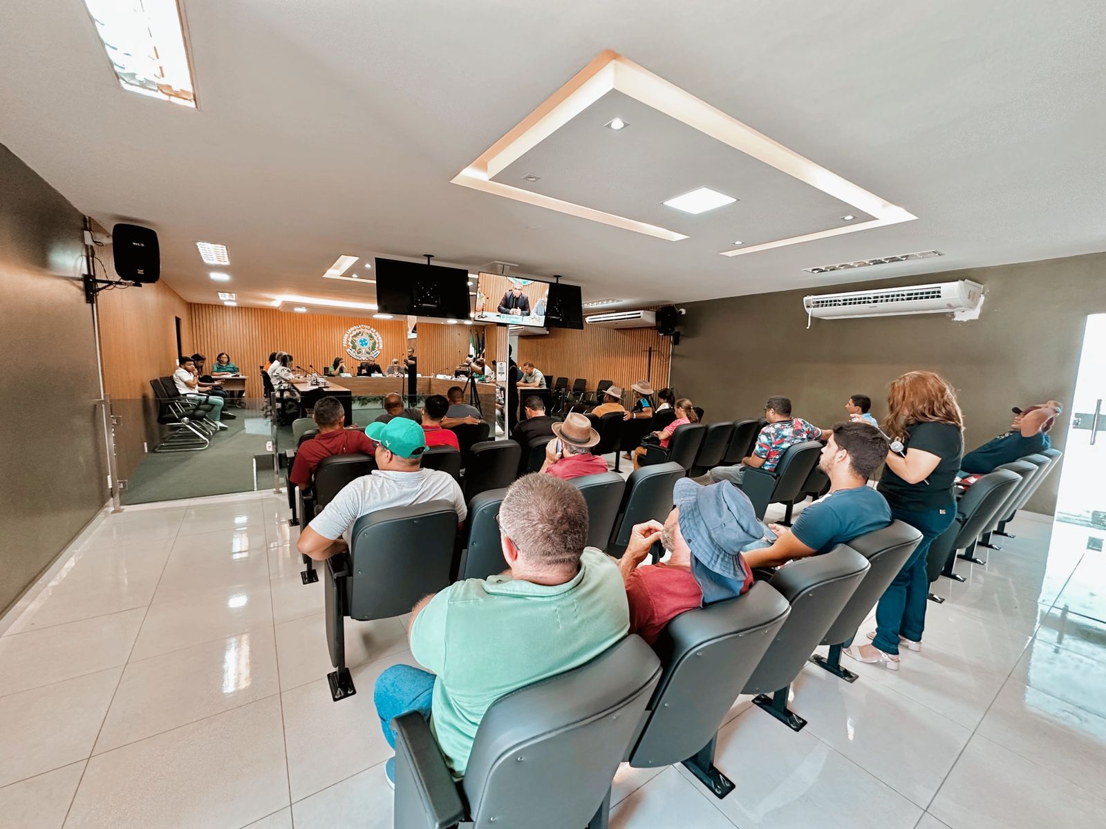 Vereadores discutiram  emendas para LOA 2024 durante audiência pública