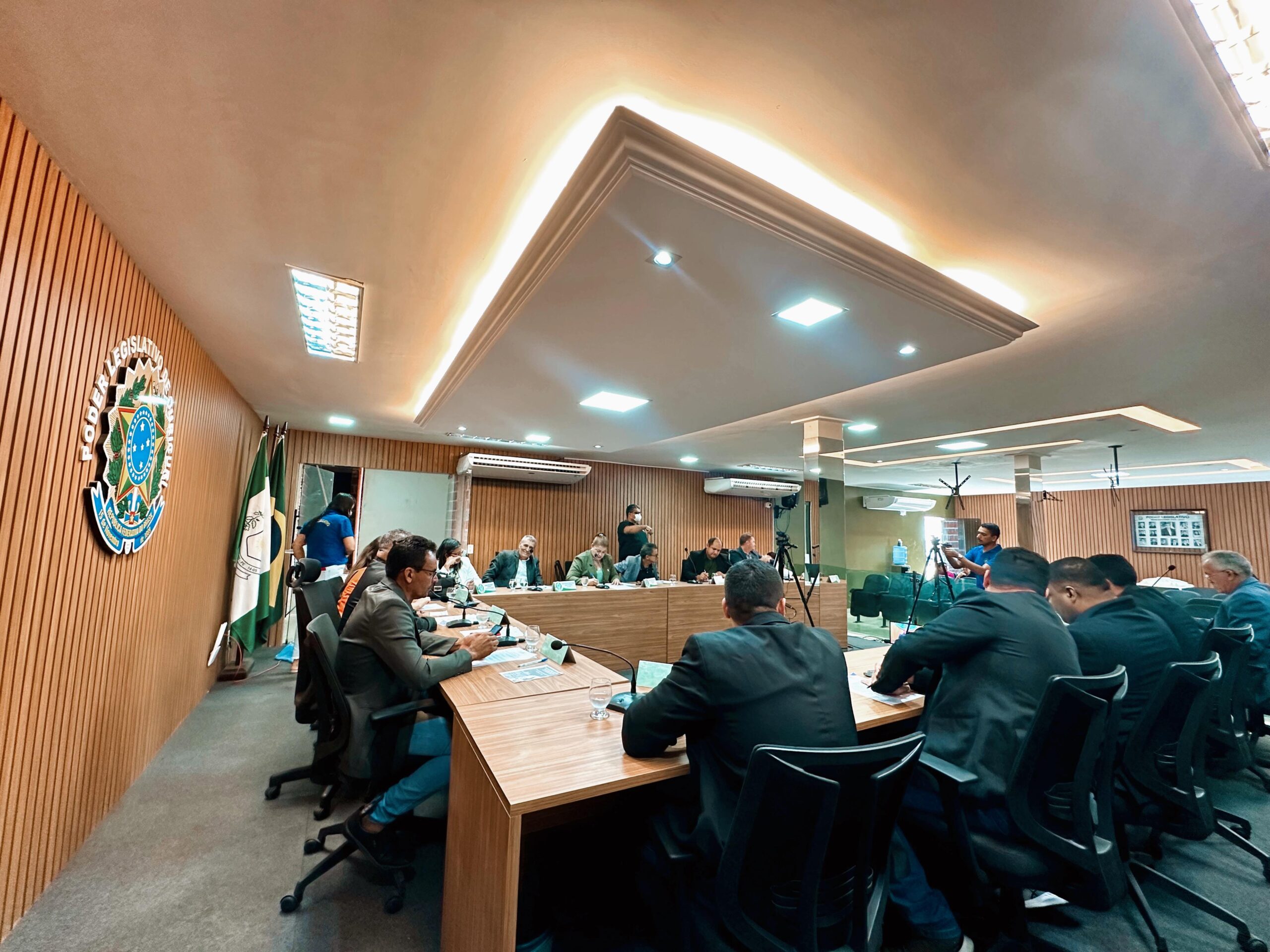 Reunião na Câmara de Vereadores de Ouricuri aprova PL do Executivo que propõe reajuste de salários dos profissionais da educação e servidores municipais