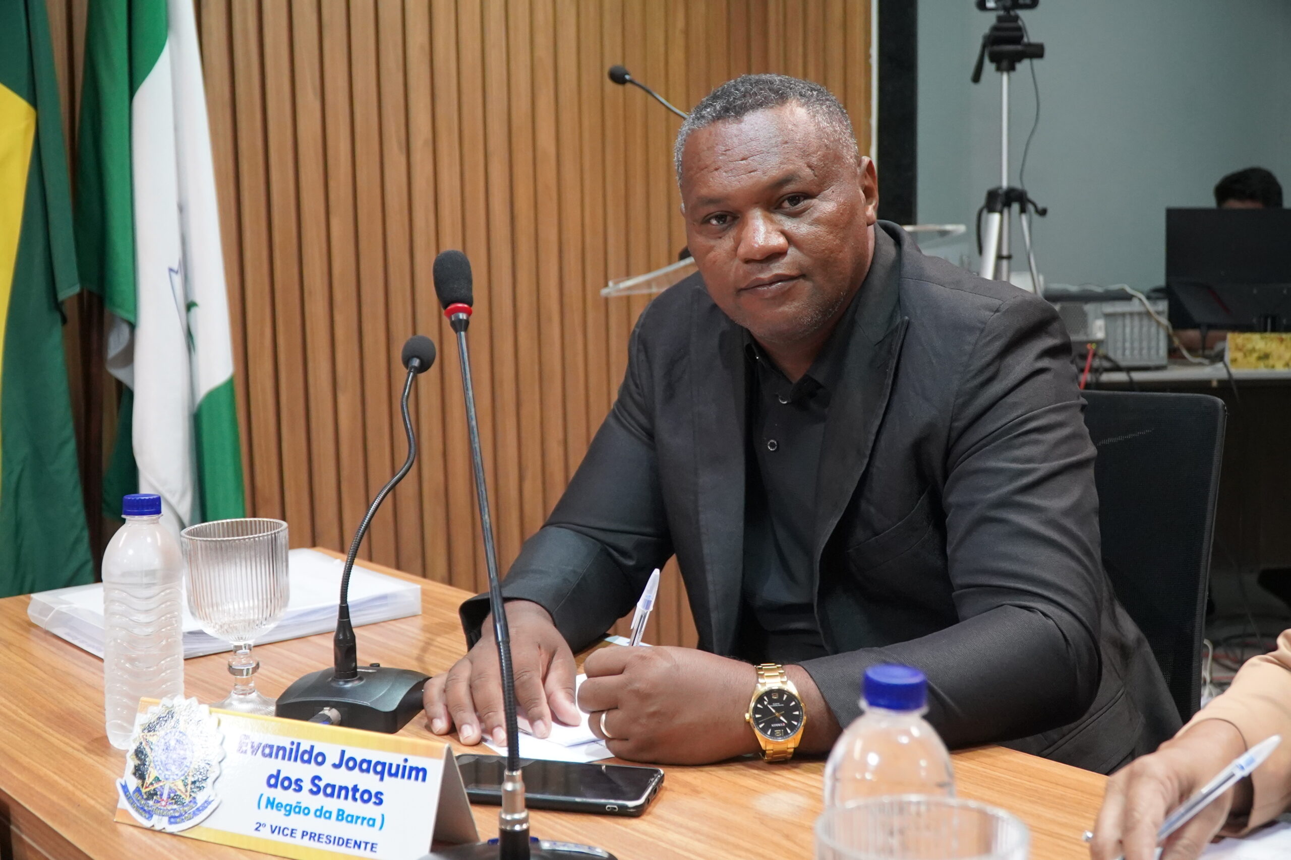 Vereador Negão da Barra solicita fazer a troca de refletores do campo de futebol, do cemitério e da quadra no Povoado Barra de São Pedro